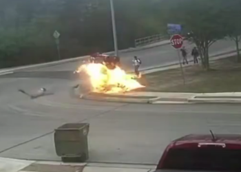 #VIDEO: ¡Terror en Texas! Motocicleta explota a centímetros de un grupo de niños tras choque vial