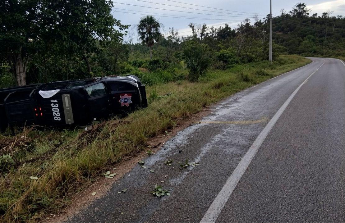 01_Unidad policial vuelca en carretera de José María Morelos.jpeg