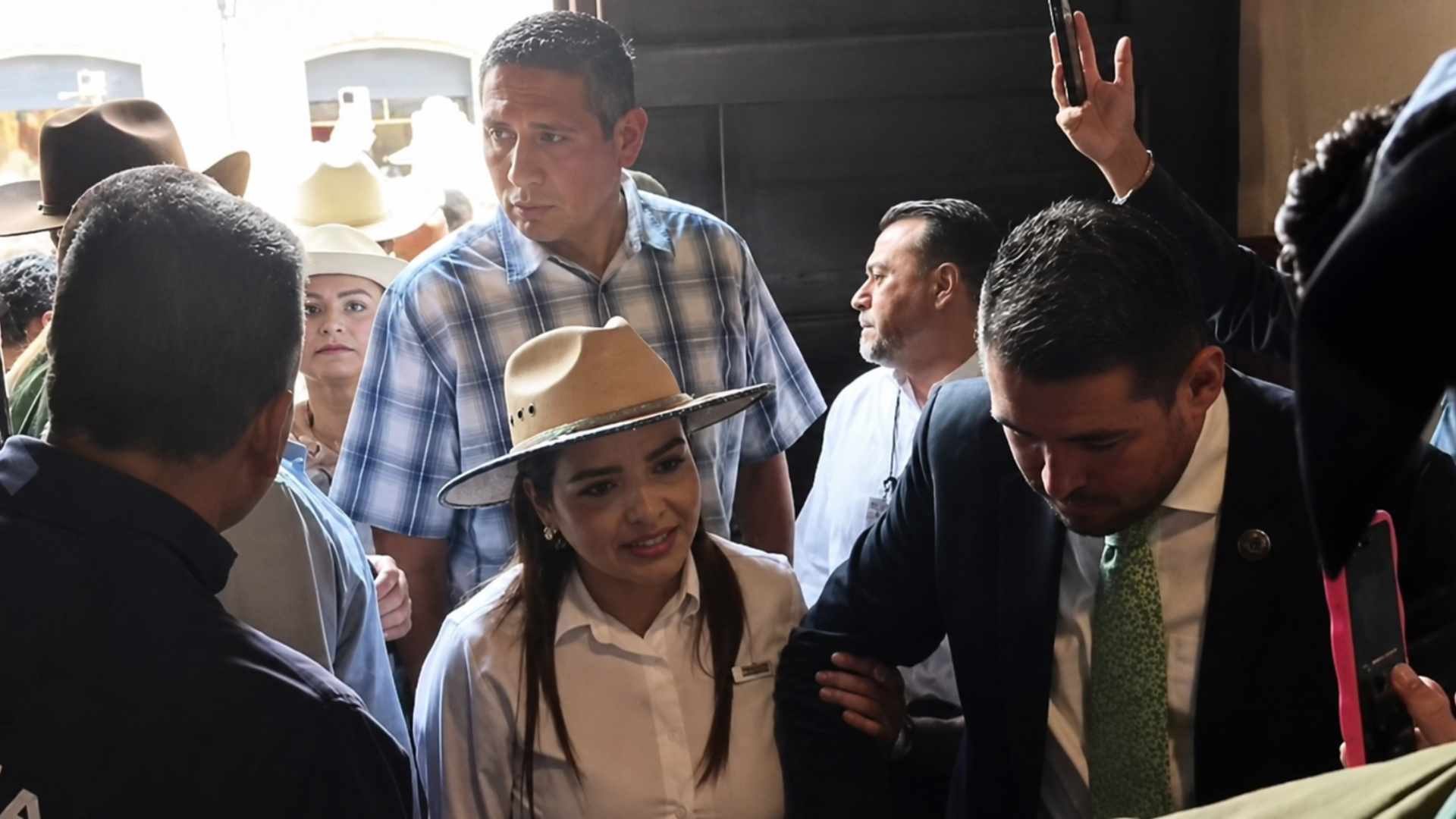 01_movimiento-del-sombrero-irrumpe-en-sesion-del-congreso-de-michoacan-po.jpg