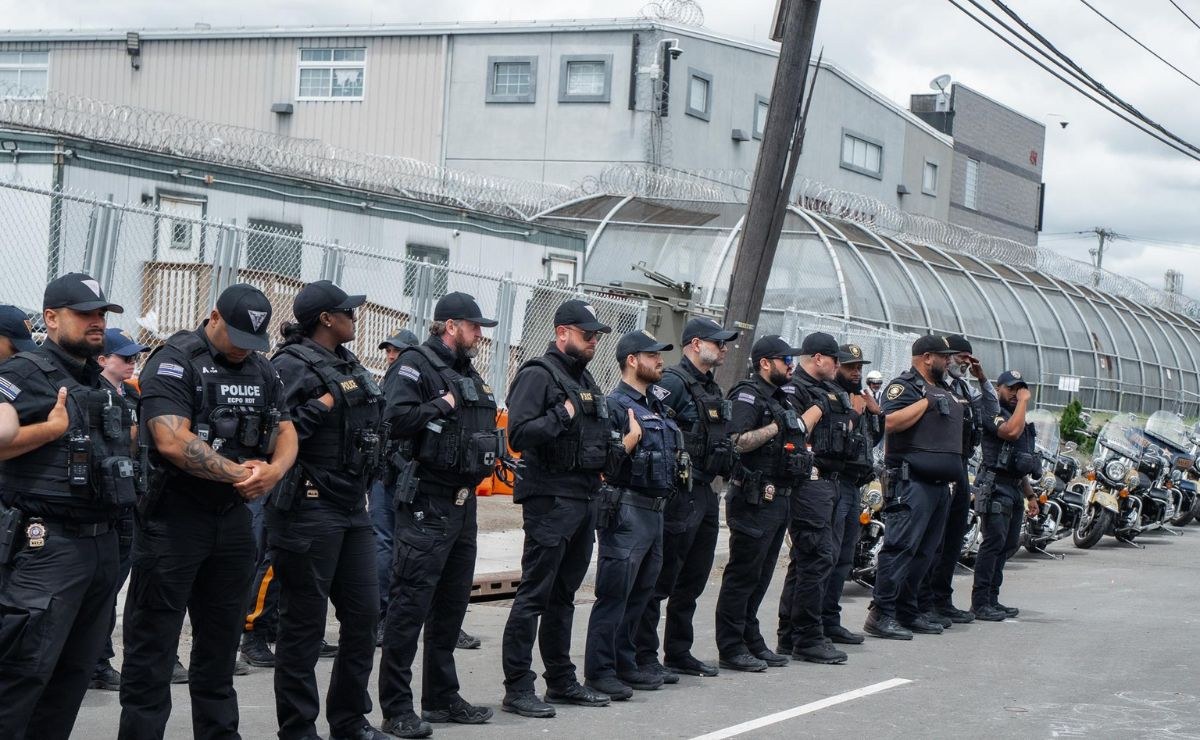 01_policias-en-centro-migratorio-de-newark.jpg