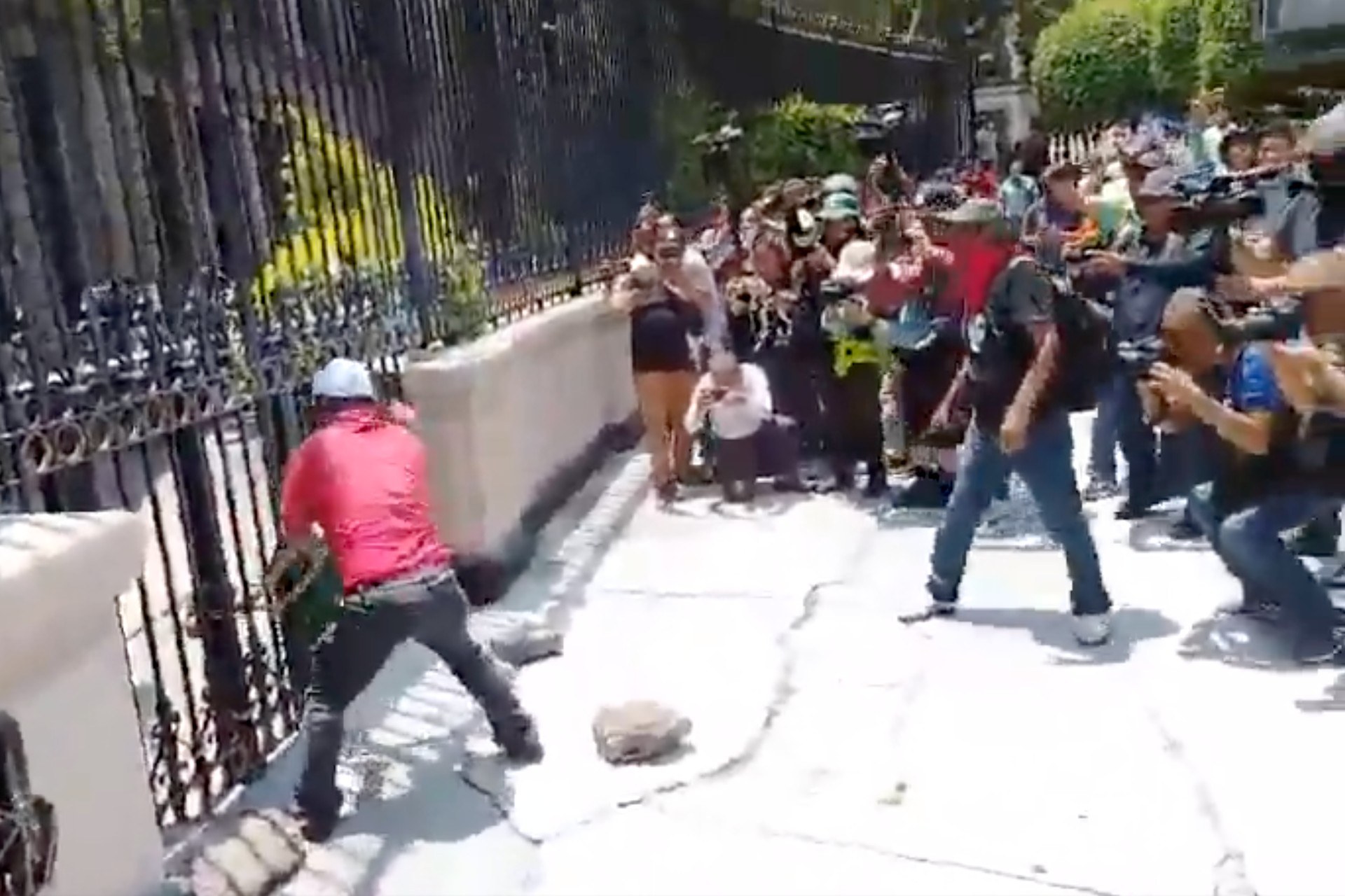 01_protesta-cnte-segob-4jun25.jpg