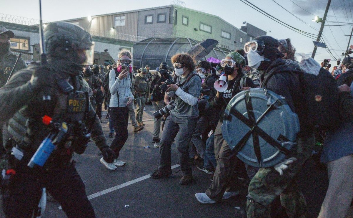 02_tension-entre-manifestantes-y-agentes-de-ice-y-policias-en-centro-migr.jpg