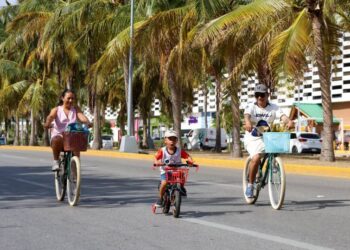 🌹 Paseo Cancunense celebra a mamás con rosas y deporte