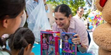 🎈💖 La ex-panista Estefanía y Nájera llevan amor al DIF