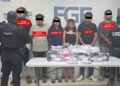 La Fiscalía General del Estado de Quintana Roo logró que un Juez de Control dictara el auto de vinculación a proceso contra cuatro hombres y una mujer por su presunta participación en delitos contra la salud. Los ahora imputados, identificados como Misael Antonio “N”, Rudy Emanuel “N”, Jair “N”, Emilio Gabriel “N” y Sherlin “N”, fueron capturados en el fraccionamiento Villas del Sol durante un despliegue de vigilancia policial estratégica en el municipio de Solidaridad. La detención ocurrió en el cruce de la calle Fragata con avenida CTM, justo a unos metros de un inmueble donde las autoridades realizaban una orden de cateo. Durante estas acciones de vigilancia policial, los agentes observaron el momento exacto en que los señalados intercambiaban pequeñas bolsitas de plástico que contenían sustancias prohibidas. Al notar esta conducta, los oficiales procedieron a marcarles el alto para realizar una inspección de rutina, confirmando la posesión de diversas dosis de estupefacientes. Resolución judicial y medidas cautelares Tras ser puestos a disposición del Ministerio Público y cumplirse los plazos legales, la Fiscalía Especializada en Combate al Delito de Narcomenudeo presentó las pruebas necesarias ante la autoridad judicial. El Juez determinó que existían elementos suficientes para procesar a los cinco detenidos. En el caso de Misael Antonio “N”, Rudy Emanuel “N” y Sherlin “N”, la vinculación se dio bajo la variante de posesión simple de narcóticos, lo que refuerza la efectividad de la vigilancia policial preventiva en zonas habitacionales. Por otro lado, la situación jurídica fue más severa para Jair “N” y Emilio Gabriel “N”, quienes además de ser procesados por el mismo delito, recibieron la medida cautelar de prisión preventiva justificada. Esto significa que ambos permanecerán bajo custodia durante todo el tiempo que dure su proceso judicial. Esta decisión del juez asegura que la vigilancia policial judicial se mantenga sobre los sujetos considerados con mayor riesgo procesal, evitando que puedan sustraerse de la acción de la justicia. Compromiso con la seguridad en Villas del Sol La desarticulación de estos puntos de venta de droga es parte de los esfuerzos constantes por pacificar las colonias de Playa del Carmen. Las autoridades recalcaron que la vigilancia policial en el fraccionamiento Villas del Sol se ha intensificado debido a que es una de las zonas con mayor densidad poblacional y actividad comercial de la ciudad. Con estas capturas, se busca reducir la disponibilidad de sustancias nocivas en las calles y proteger principalmente a los jóvenes del sector. Finalmente, la Fiscalía General del Estado reiteró que continuará trabajando de la mano con la ciudadanía para identificar inmuebles utilizados para fines ilícitos. El éxito de estas vinculaciones a proceso demuestra que la vigilancia policial coordinada con labores de inteligencia rinde frutos concretos en el combate al narcomenudeo. Se invita a la población a seguir utilizando las líneas de denuncia anónima para reportar cualquier actividad sospechosa en sus barrios y así fortalecer la seguridad en todo Quintana Roo.