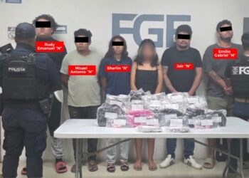 La Fiscalía General del Estado de Quintana Roo logró que un Juez de Control dictara el auto de vinculación a proceso contra cuatro hombres y una mujer por su presunta participación en delitos contra la salud. Los ahora imputados, identificados como Misael Antonio “N”, Rudy Emanuel “N”, Jair “N”, Emilio Gabriel “N” y Sherlin “N”, fueron capturados en el fraccionamiento Villas del Sol durante un despliegue de vigilancia policial estratégica en el municipio de Solidaridad. La detención ocurrió en el cruce de la calle Fragata con avenida CTM, justo a unos metros de un inmueble donde las autoridades realizaban una orden de cateo. Durante estas acciones de vigilancia policial, los agentes observaron el momento exacto en que los señalados intercambiaban pequeñas bolsitas de plástico que contenían sustancias prohibidas. Al notar esta conducta, los oficiales procedieron a marcarles el alto para realizar una inspección de rutina, confirmando la posesión de diversas dosis de estupefacientes. Resolución judicial y medidas cautelares Tras ser puestos a disposición del Ministerio Público y cumplirse los plazos legales, la Fiscalía Especializada en Combate al Delito de Narcomenudeo presentó las pruebas necesarias ante la autoridad judicial. El Juez determinó que existían elementos suficientes para procesar a los cinco detenidos. En el caso de Misael Antonio “N”, Rudy Emanuel “N” y Sherlin “N”, la vinculación se dio bajo la variante de posesión simple de narcóticos, lo que refuerza la efectividad de la vigilancia policial preventiva en zonas habitacionales. Por otro lado, la situación jurídica fue más severa para Jair “N” y Emilio Gabriel “N”, quienes además de ser procesados por el mismo delito, recibieron la medida cautelar de prisión preventiva justificada. Esto significa que ambos permanecerán bajo custodia durante todo el tiempo que dure su proceso judicial. Esta decisión del juez asegura que la vigilancia policial judicial se mantenga sobre los sujetos considerados con mayor riesgo procesal, evitando que puedan sustraerse de la acción de la justicia. Compromiso con la seguridad en Villas del Sol La desarticulación de estos puntos de venta de droga es parte de los esfuerzos constantes por pacificar las colonias de Playa del Carmen. Las autoridades recalcaron que la vigilancia policial en el fraccionamiento Villas del Sol se ha intensificado debido a que es una de las zonas con mayor densidad poblacional y actividad comercial de la ciudad. Con estas capturas, se busca reducir la disponibilidad de sustancias nocivas en las calles y proteger principalmente a los jóvenes del sector. Finalmente, la Fiscalía General del Estado reiteró que continuará trabajando de la mano con la ciudadanía para identificar inmuebles utilizados para fines ilícitos. El éxito de estas vinculaciones a proceso demuestra que la vigilancia policial coordinada con labores de inteligencia rinde frutos concretos en el combate al narcomenudeo. Se invita a la población a seguir utilizando las líneas de denuncia anónima para reportar cualquier actividad sospechosa en sus barrios y así fortalecer la seguridad en todo Quintana Roo.