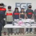 La Fiscalía General del Estado de Quintana Roo logró que un Juez de Control dictara el auto de vinculación a proceso contra cuatro hombres y una mujer por su presunta participación en delitos contra la salud. Los ahora imputados, identificados como Misael Antonio “N”, Rudy Emanuel “N”, Jair “N”, Emilio Gabriel “N” y Sherlin “N”, fueron capturados en el fraccionamiento Villas del Sol durante un despliegue de vigilancia policial estratégica en el municipio de Solidaridad. La detención ocurrió en el cruce de la calle Fragata con avenida CTM, justo a unos metros de un inmueble donde las autoridades realizaban una orden de cateo. Durante estas acciones de vigilancia policial, los agentes observaron el momento exacto en que los señalados intercambiaban pequeñas bolsitas de plástico que contenían sustancias prohibidas. Al notar esta conducta, los oficiales procedieron a marcarles el alto para realizar una inspección de rutina, confirmando la posesión de diversas dosis de estupefacientes. Resolución judicial y medidas cautelares Tras ser puestos a disposición del Ministerio Público y cumplirse los plazos legales, la Fiscalía Especializada en Combate al Delito de Narcomenudeo presentó las pruebas necesarias ante la autoridad judicial. El Juez determinó que existían elementos suficientes para procesar a los cinco detenidos. En el caso de Misael Antonio “N”, Rudy Emanuel “N” y Sherlin “N”, la vinculación se dio bajo la variante de posesión simple de narcóticos, lo que refuerza la efectividad de la vigilancia policial preventiva en zonas habitacionales. Por otro lado, la situación jurídica fue más severa para Jair “N” y Emilio Gabriel “N”, quienes además de ser procesados por el mismo delito, recibieron la medida cautelar de prisión preventiva justificada. Esto significa que ambos permanecerán bajo custodia durante todo el tiempo que dure su proceso judicial. Esta decisión del juez asegura que la vigilancia policial judicial se mantenga sobre los sujetos considerados con mayor riesgo procesal, evitando que puedan sustraerse de la acción de la justicia. Compromiso con la seguridad en Villas del Sol La desarticulación de estos puntos de venta de droga es parte de los esfuerzos constantes por pacificar las colonias de Playa del Carmen. Las autoridades recalcaron que la vigilancia policial en el fraccionamiento Villas del Sol se ha intensificado debido a que es una de las zonas con mayor densidad poblacional y actividad comercial de la ciudad. Con estas capturas, se busca reducir la disponibilidad de sustancias nocivas en las calles y proteger principalmente a los jóvenes del sector. Finalmente, la Fiscalía General del Estado reiteró que continuará trabajando de la mano con la ciudadanía para identificar inmuebles utilizados para fines ilícitos. El éxito de estas vinculaciones a proceso demuestra que la vigilancia policial coordinada con labores de inteligencia rinde frutos concretos en el combate al narcomenudeo. Se invita a la población a seguir utilizando las líneas de denuncia anónima para reportar cualquier actividad sospechosa en sus barrios y así fortalecer la seguridad en todo Quintana Roo.