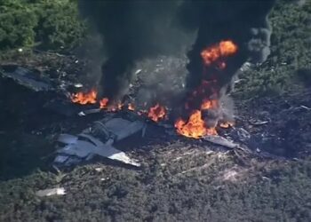 Aeronave de la Marina estadounidense sufre un aparatoso accidente en una zona rural