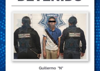 Agentes policiacos aseguran a un sujeto por resistencia de particulares en Cancún
