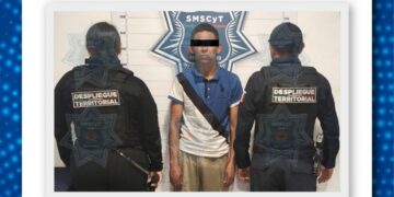 Agentes policiacos aseguran a un sujeto por resistencia de particulares en Cancún
