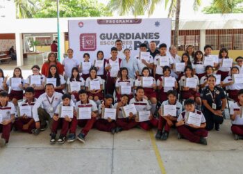 Ana Paty Peralta toma protesta a 209 “Guardianes escolares por la paz” en Cancún