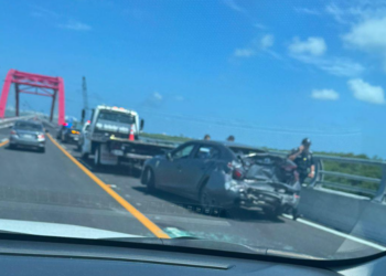 "Aparatoso accidente en el Puente Nichupté en Cancún provoca tráfico"