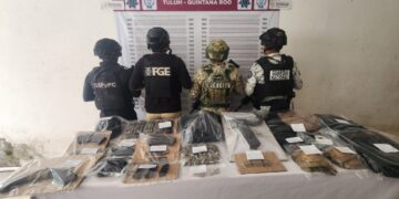 Aseguran camioneta con drogas en Tulum y hallan cargadores con cartuchos útiles