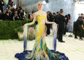 🎨 Emma Chamberlain Met Gala 2026 deslumbra con vestido único