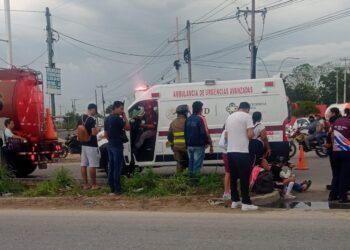 Chofer de combi huye tras fuerte accidente en la avenida López Portillo de Cancún