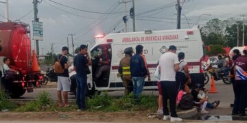 Chofer de combi huye tras fuerte accidente en la avenida López Portillo de Cancún