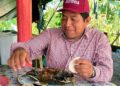 🚨 Sigue la mata dando: líder de Morena come tortuga protegida