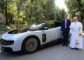 El Papa León XIV se pone al volante del primer Ferrari eléctrico y lo bendice