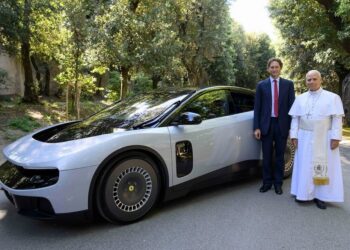 El Papa León XIV se pone al volante del primer Ferrari eléctrico y lo bendice