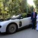 El Papa León XIV se pone al volante del primer Ferrari eléctrico y lo bendice