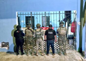 FGE asegura drogas y detiene a tres personas tras cateos en Cozumel y Lázaro Cárdenas
