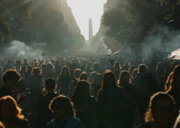 Miles de personas se manifiestan en Argentina para frenar los recortes universitarios