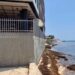Olas golpean las bases de edificios en Playa del Carmen y clausuran paso