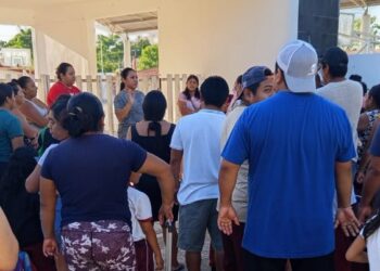Padres clausuran primaria por ausentismo del director escolar en Ignacio Zaragoza