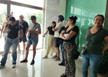 Vecinos de Playa del Carmen protestan por constantes apagones de la CFE