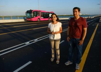 Mara Lezama supervisa las pruebas de la Ruta 27 sobre el puente Nichupté