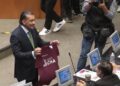 Zafarrancho en el Senado: Melgar le avienta playera ‘Yo con Rocha’ a Noroña y este se la regresa