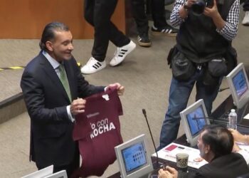 Zafarrancho en el Senado: Melgar le avienta playera ‘Yo con Rocha’ a Noroña y este se la regresa