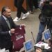 Zafarrancho en el Senado: Melgar le avienta playera ‘Yo con Rocha’ a Noroña y este se la regresa