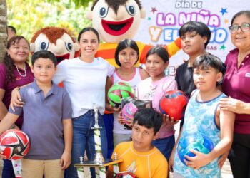 Ana Paty Peralta convive con niñas y niños de la colonia Las Pencas - 01.jpeg