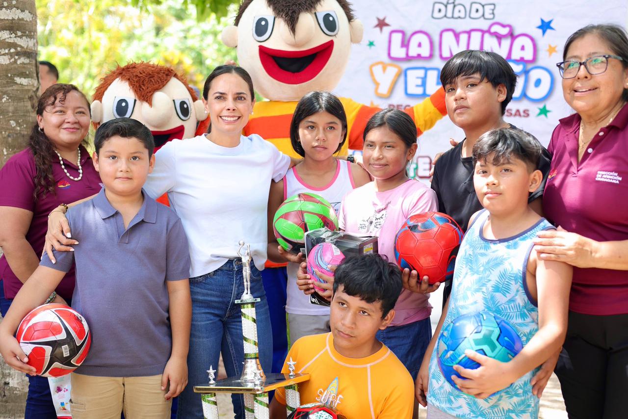 Ana Paty Peralta convive con niñas y niños de la colonia Las Pencas