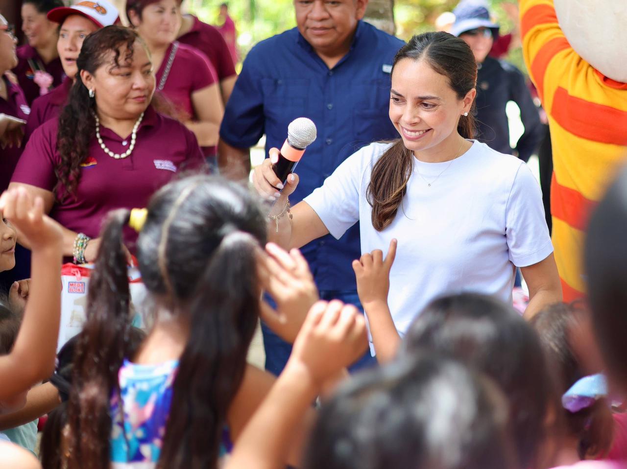 Ana Paty Peralta convive con niñas y niños de la colonia Las Pencas