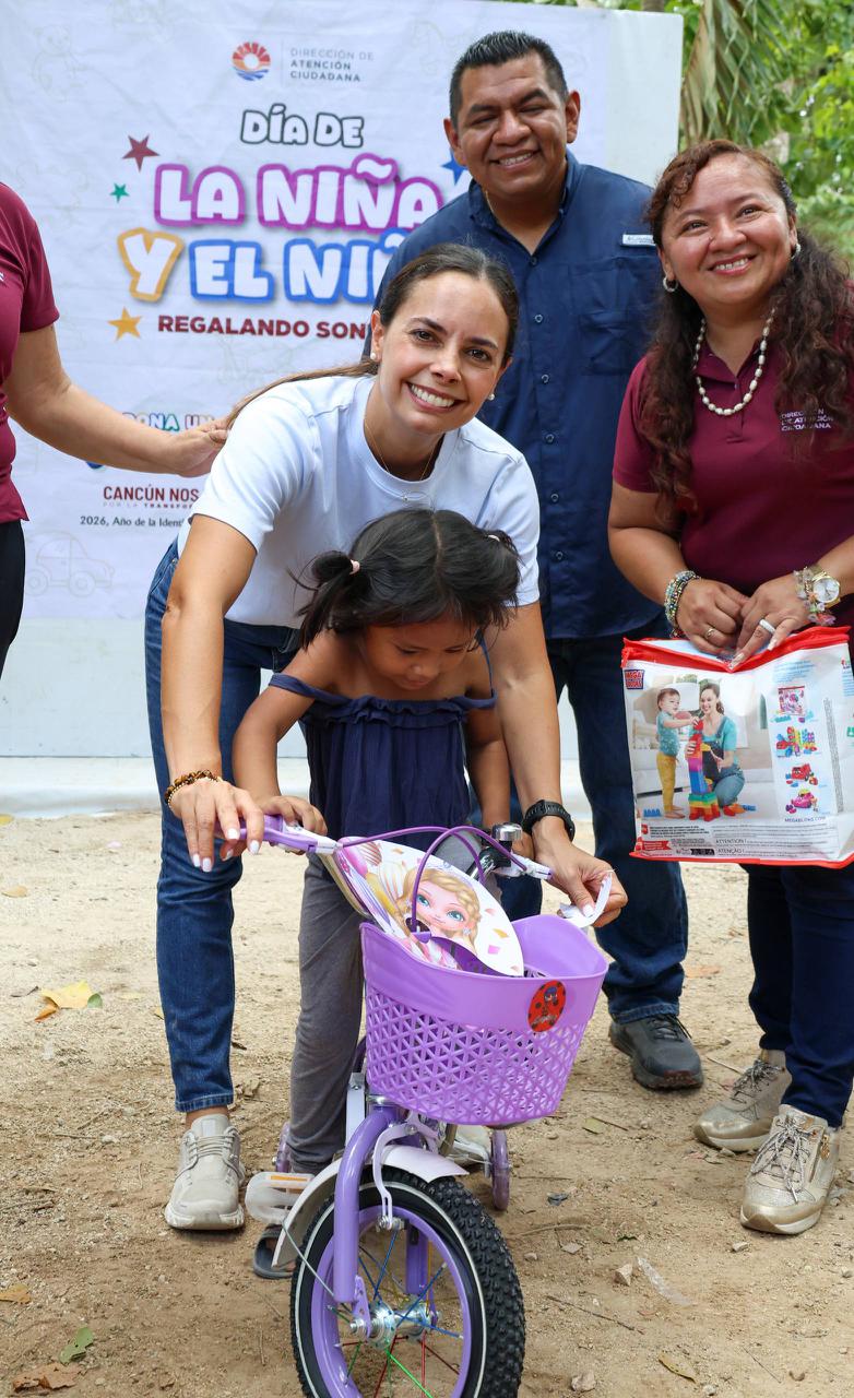 Ana Paty Peralta convive con niñas y niños de la colonia Las Pencas