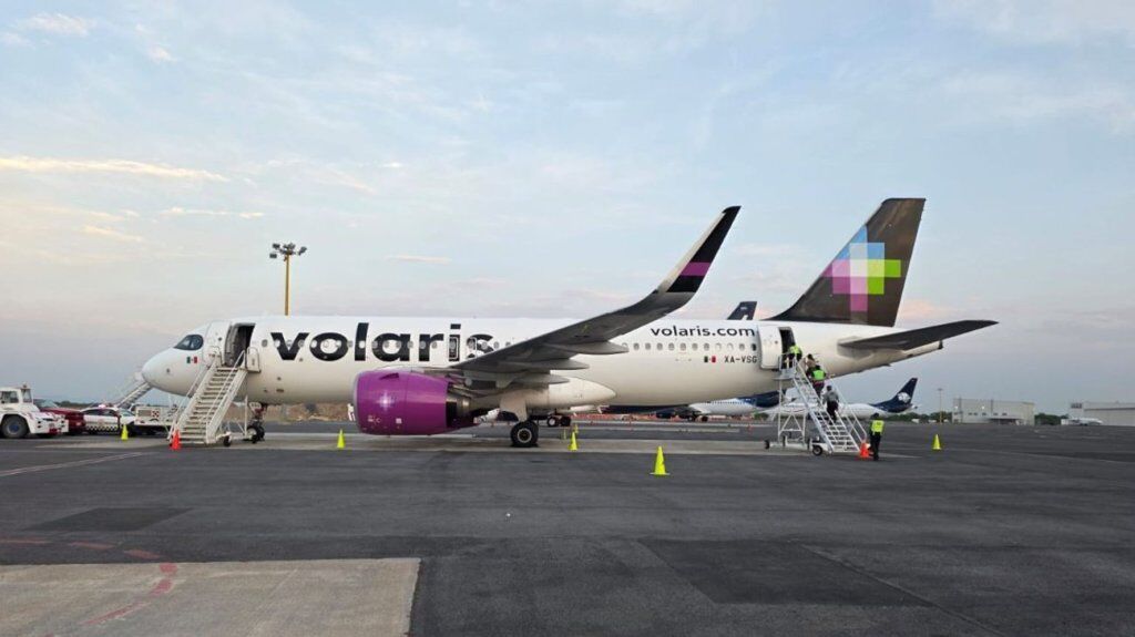 Personal de emergencia ingresó a un avión en el Aeropuerto Internacional de Monterrey tras un aterrizaje de emergencia por el fallecimiento de una pasajera adulta mayor.