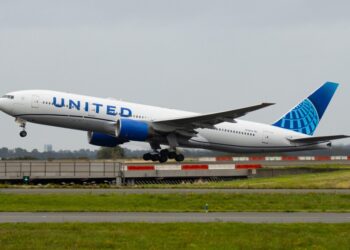 Avión de United Airlines choca con poste y camión al aterrizar en Nueva Jersey