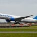 Avión de United Airlines choca con poste y camión al aterrizar en Nueva Jersey