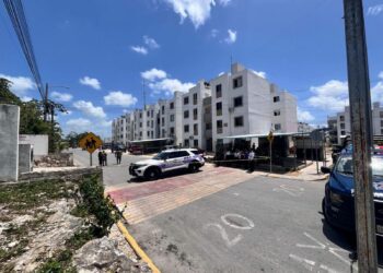 Ataque armado en Cancún deja a un extranjero herido cerca de un plantel educativo