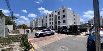 Ataque armado en Cancún deja a un extranjero herido cerca de un plantel educativo