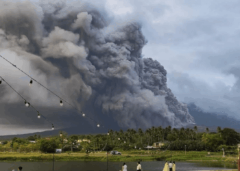 Desalojo masivo en Filipinas por erupción del volcán Mayón (VÍDEOS/FOTOS)