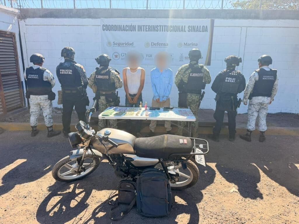 Elementos de seguridad estatal realizaron operativos en distintas colonias de Culiacán, donde detuvieron a cuatro personas y aseguraron armas, droga y efectivo.