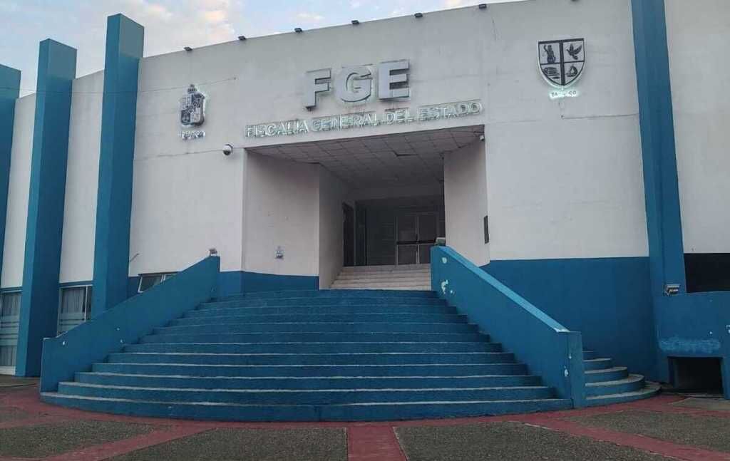 Autoridades detuvieron a un exjefe de la Policía de Investigación de Quintana Roo acusado de ejercicio ilícito del servicio público y falsificación de documentos.