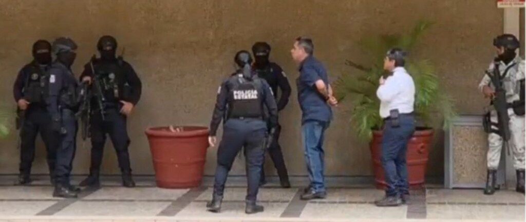 Ayer se reportó la presencia de elementos de la Marina y la Policía Estatal en el Palacio de Gobierno en Culiacán, Sinaloa. El despliegue se da tras las acusaciones contra el gobernador Rocha por narcotráfico