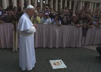 El papa León XIV reza en el lugar donde sufrió un atentado Juan Pablo II hace 45 años