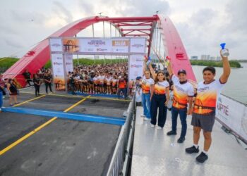 Encabeza Mara Lezama espectacular Carrera Puente Nichupté Cancún con más de 3 mil competidores y más de 10 mil asistentes