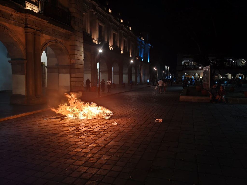 Familiares de Eugui Roy Martínez se manifestaron frente al Palacio de Gobierno de Oaxaca para exigir justicia por su asesinato.