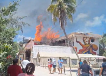 🎥🔥VIDEO// Feroz incendio consume hotel y vivienda en Holbox